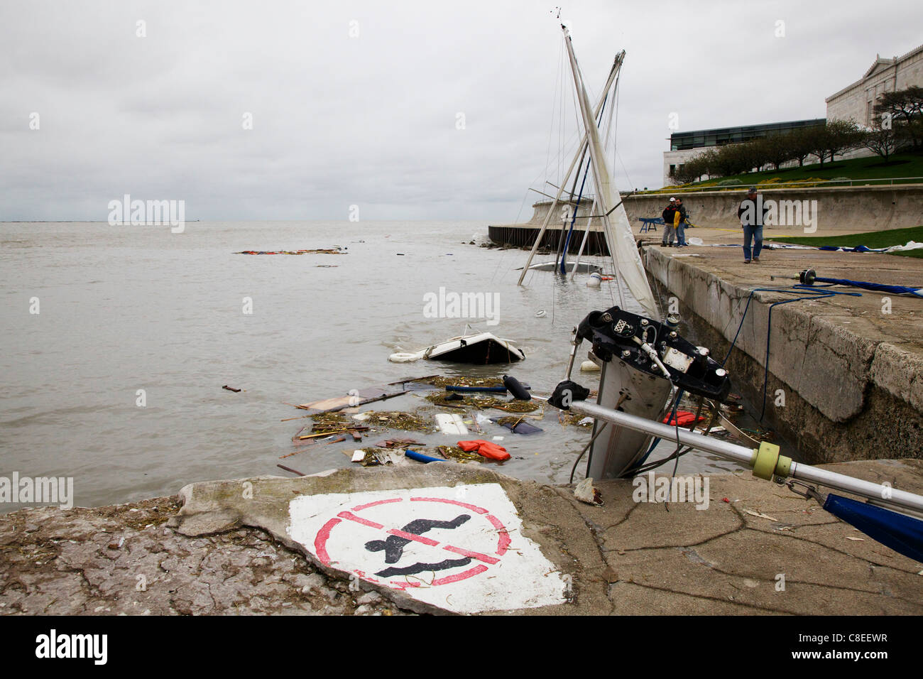 Mehrere Segelboote sank in Monroe Harbor, Chicago während schweren Herbst Sturm. Stockfoto