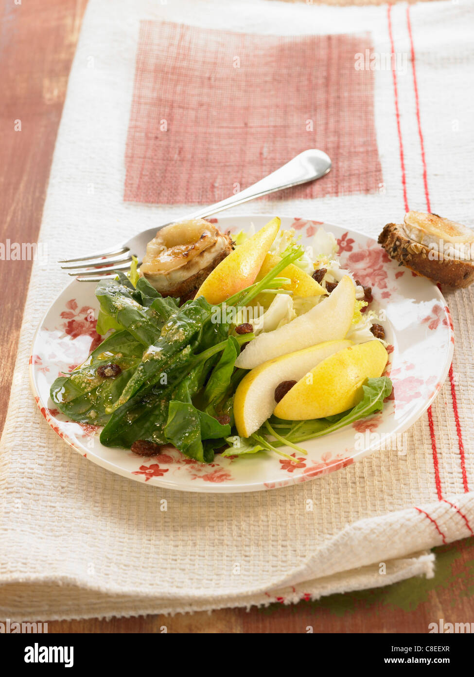 Feldsalat, Birnen und Ziegenkäse Salat Stockfoto