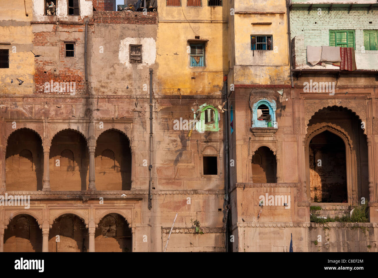 Traditionelle Architektur alten Gebäude gegenüber der berühmten Ghats von The Ganges Fluß in der Heiligen Stadt Varanasi, Indien Stockfoto