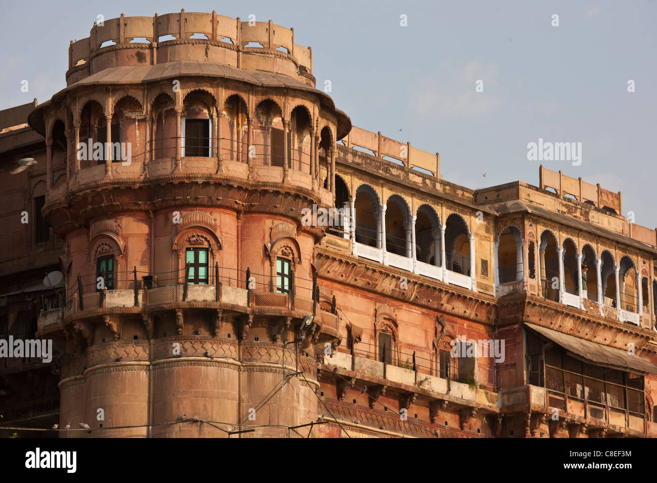 Traditionelle Architektur alten Gebäude gegenüber der berühmten Ghats von The Ganges Fluß in der Heiligen Stadt Varanasi, Indien Stockfoto