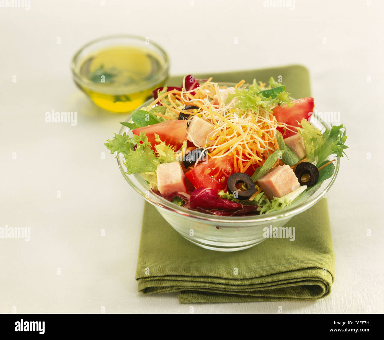 Sojabohnenkeimen, Schinken und Oliven gemischter Salat Stockfoto