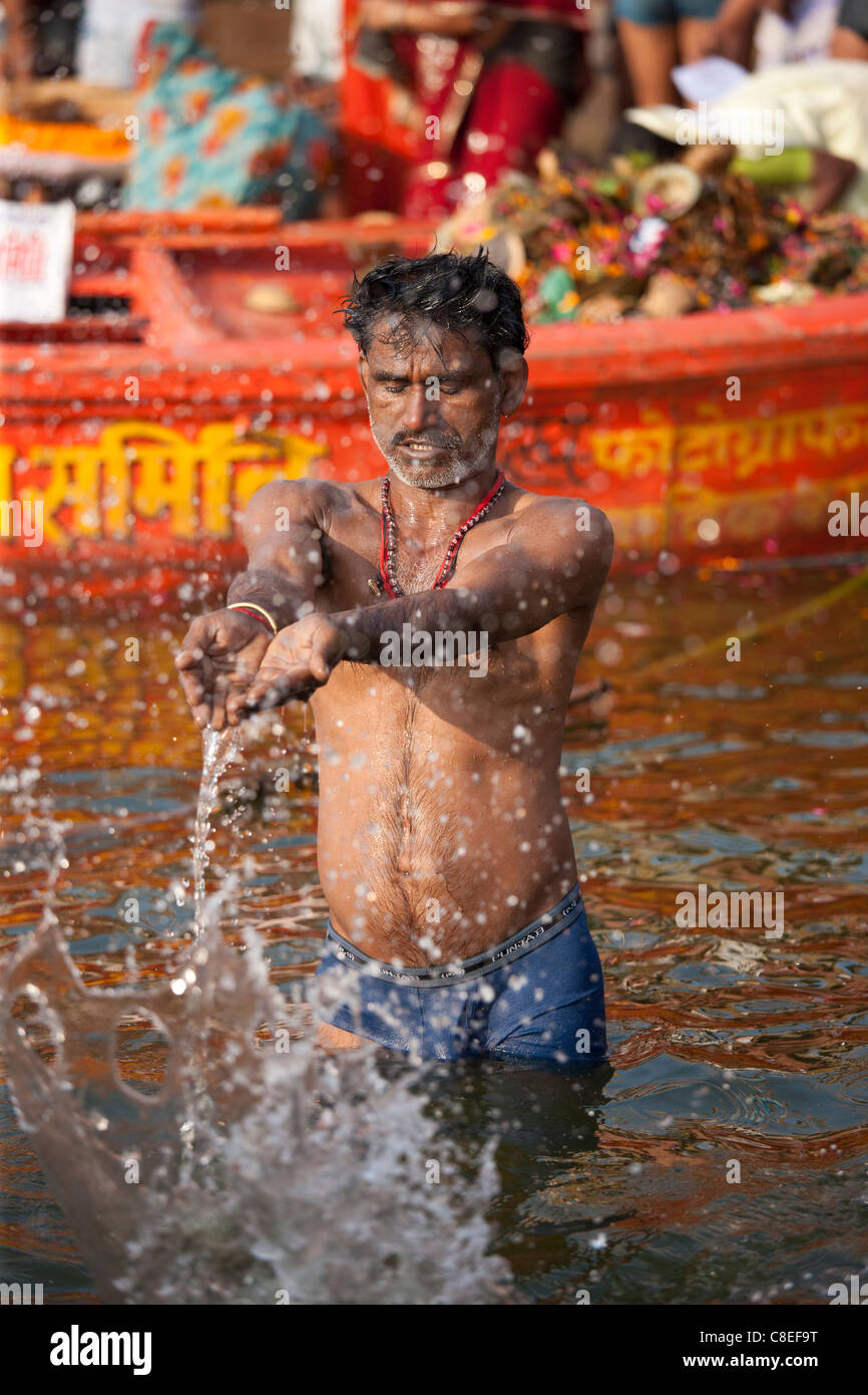 Indisch-hinduistischen Pilger Baden in der Ganges-Fluss am Dashashwamedh Ghat in der Heiligen Stadt Varanasi, Benares, Indien Stockfoto