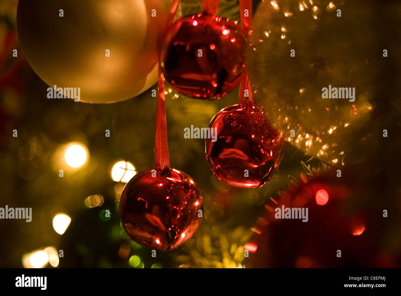Bunte Glöckchen an Weihnachtsbaum - große Hintergrund Stockfoto
