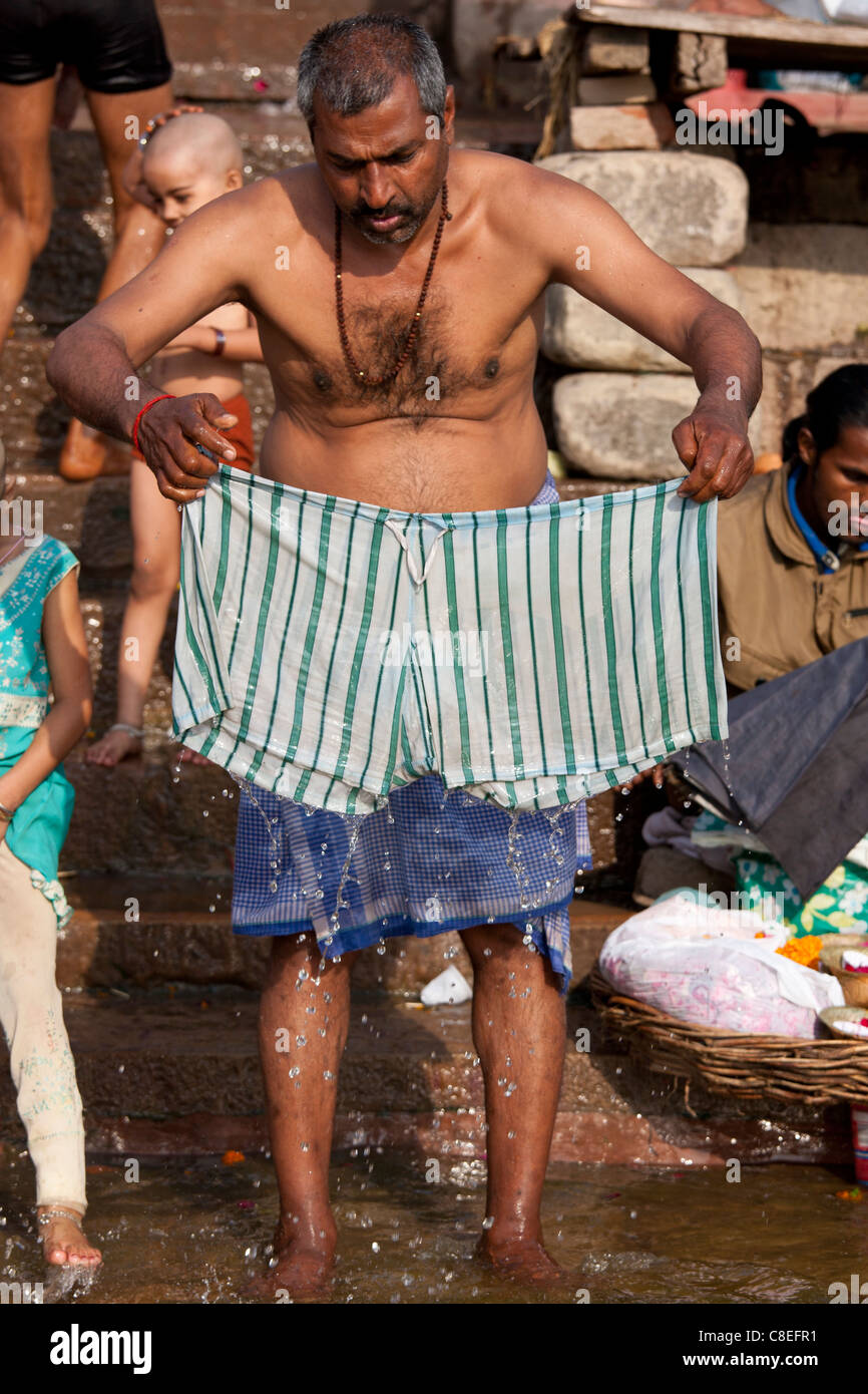 Indisch-hinduistischen Pilger Baden und waschen seine Kleider in der Ganges-Fluss am Dashashwamedh Ghat in Varanasi, Indien Stockfoto