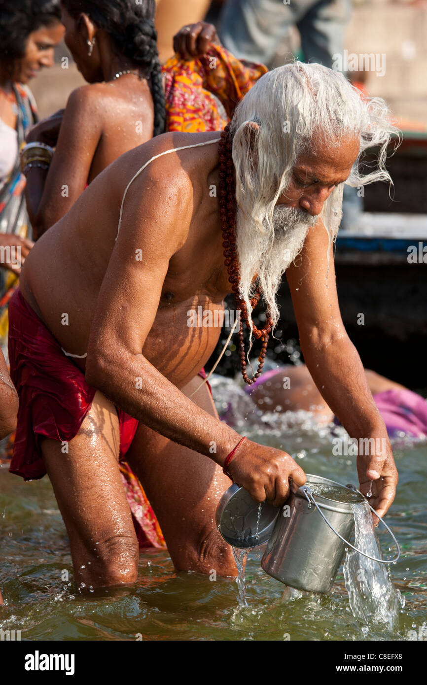 Indisch-hinduistischen Pilger Baden in der Ganges-Fluss am Dashashwamedh Ghat in der Heiligen Stadt Varanasi, Benares, Indien Stockfoto