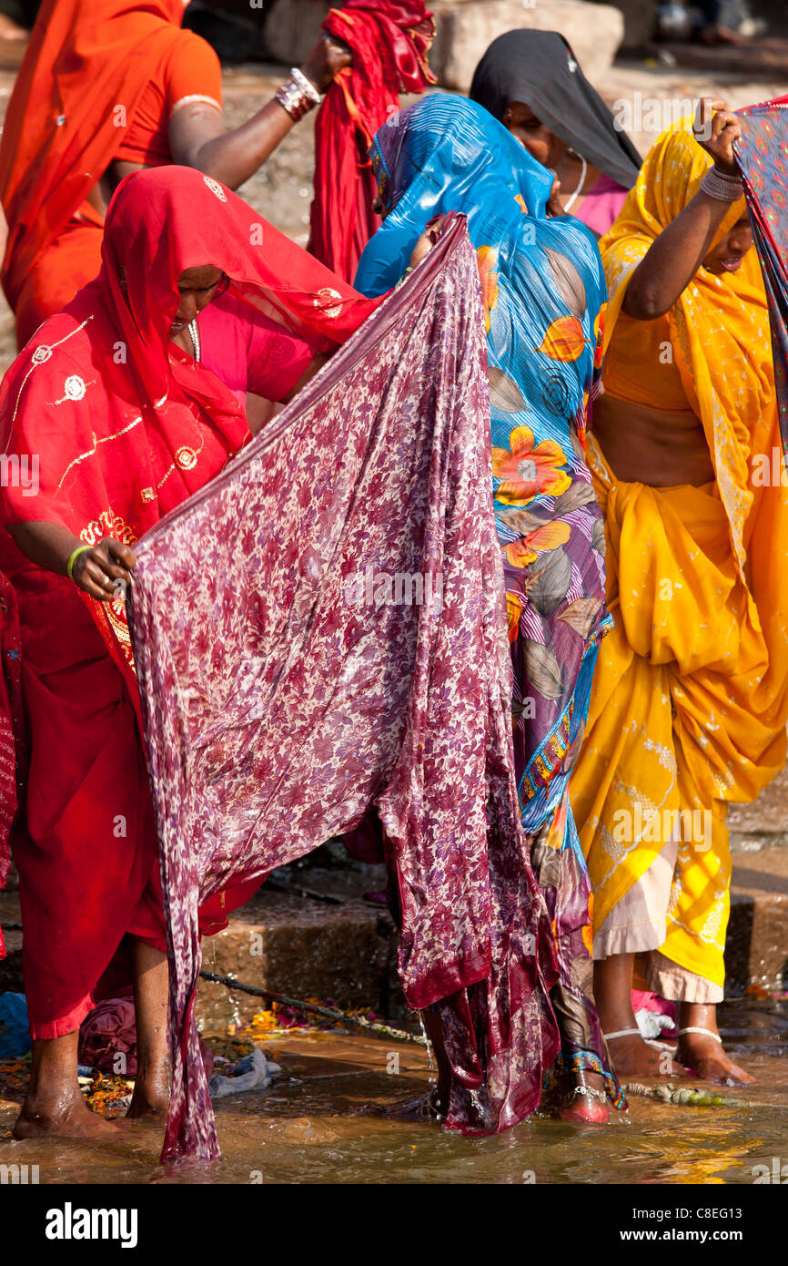 Indisch-hinduistischen Pilger Baden in der Ganges-Fluss in Darbhanga Ghat in der Heiligen Stadt Varanasi, Benares, Indien Stockfoto