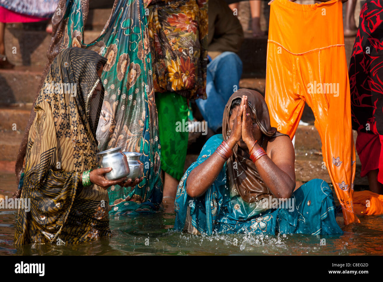 Indisch-hinduistischen Pilger Baden in der Ganges-Fluss am Dashashwamedh Ghat in der Heiligen Stadt Varanasi, Benares, Indien Stockfoto