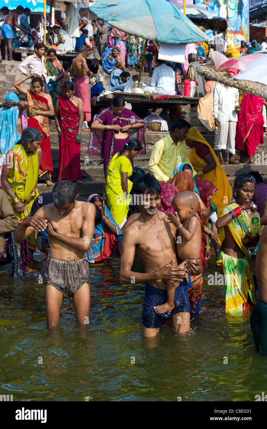 Indisch Hinduistischen Pilger Baden In Der Ganges Fluss Am Dashashwamedh Ghat In Der Heiligen 