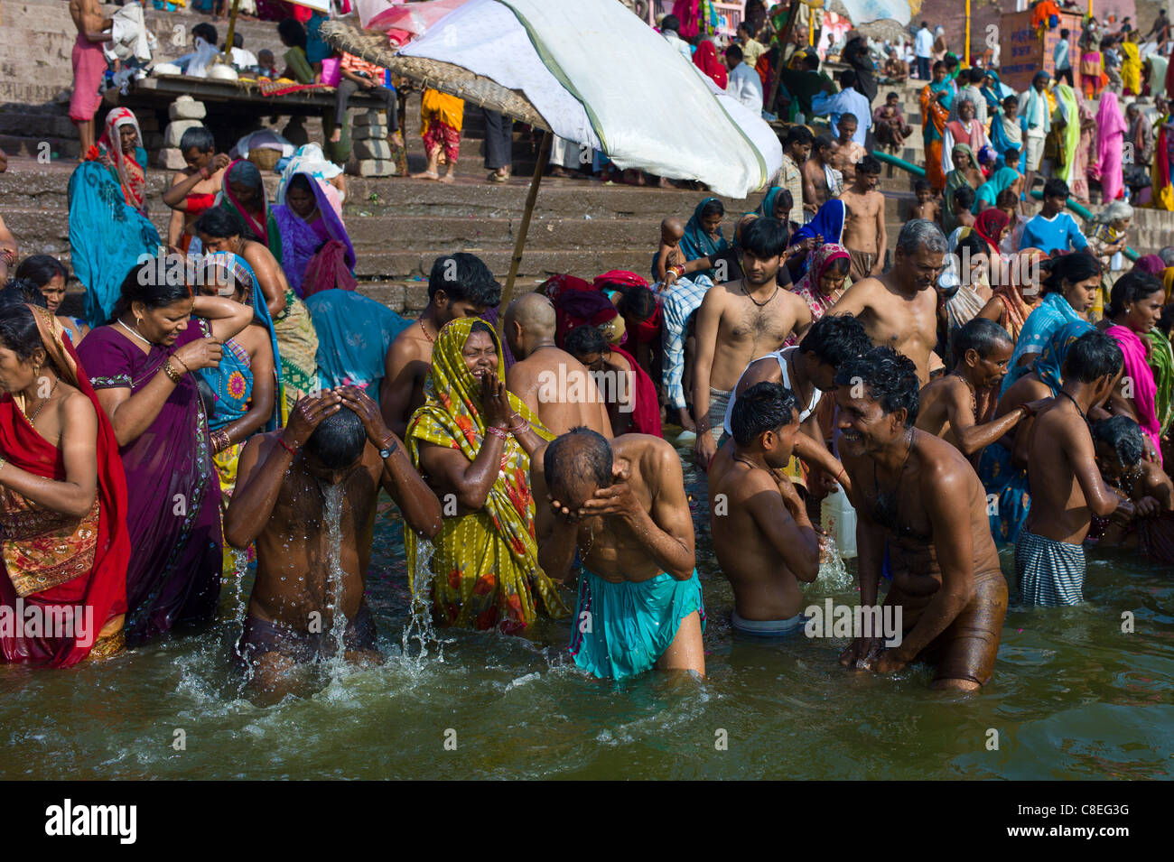 Indisch-hinduistischen Pilger Baden in der Ganges-Fluss am Dashashwamedh Ghat in der Heiligen Stadt Varanasi, Benares, Indien Stockfoto