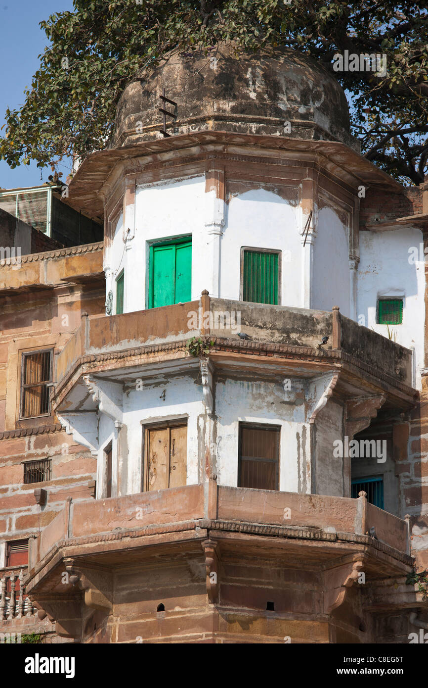 Indische Architektur am Ranamahal Ghat am Ganges-Fluss in Stadt Varanasi, Benares, Nordindien Stockfoto