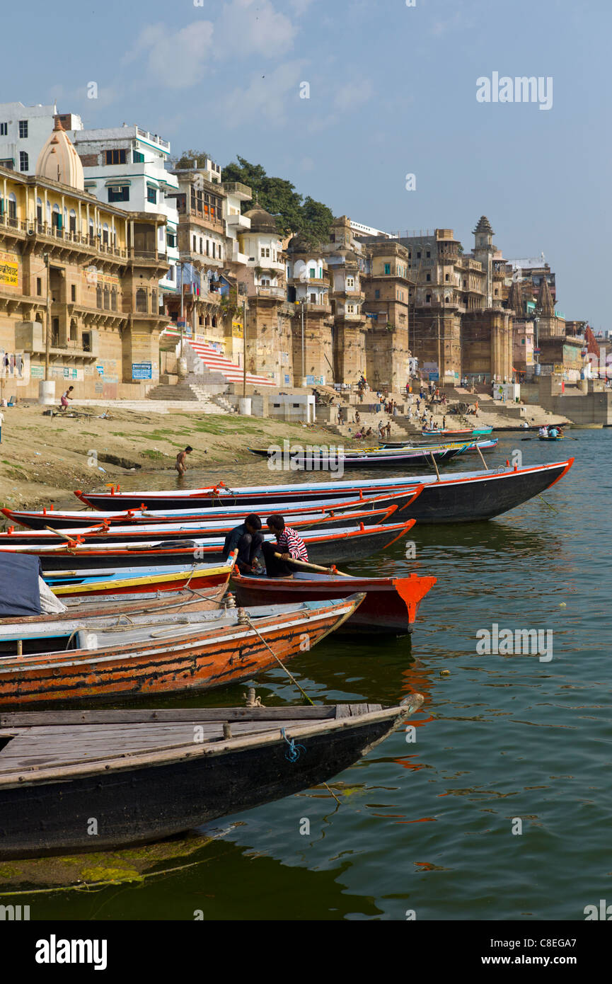 Boote in den Ganges am Ranamahal Ghat und Chousatti Ghat in der Heiligen Stadt Varanasi, Benares, Indien Stockfoto