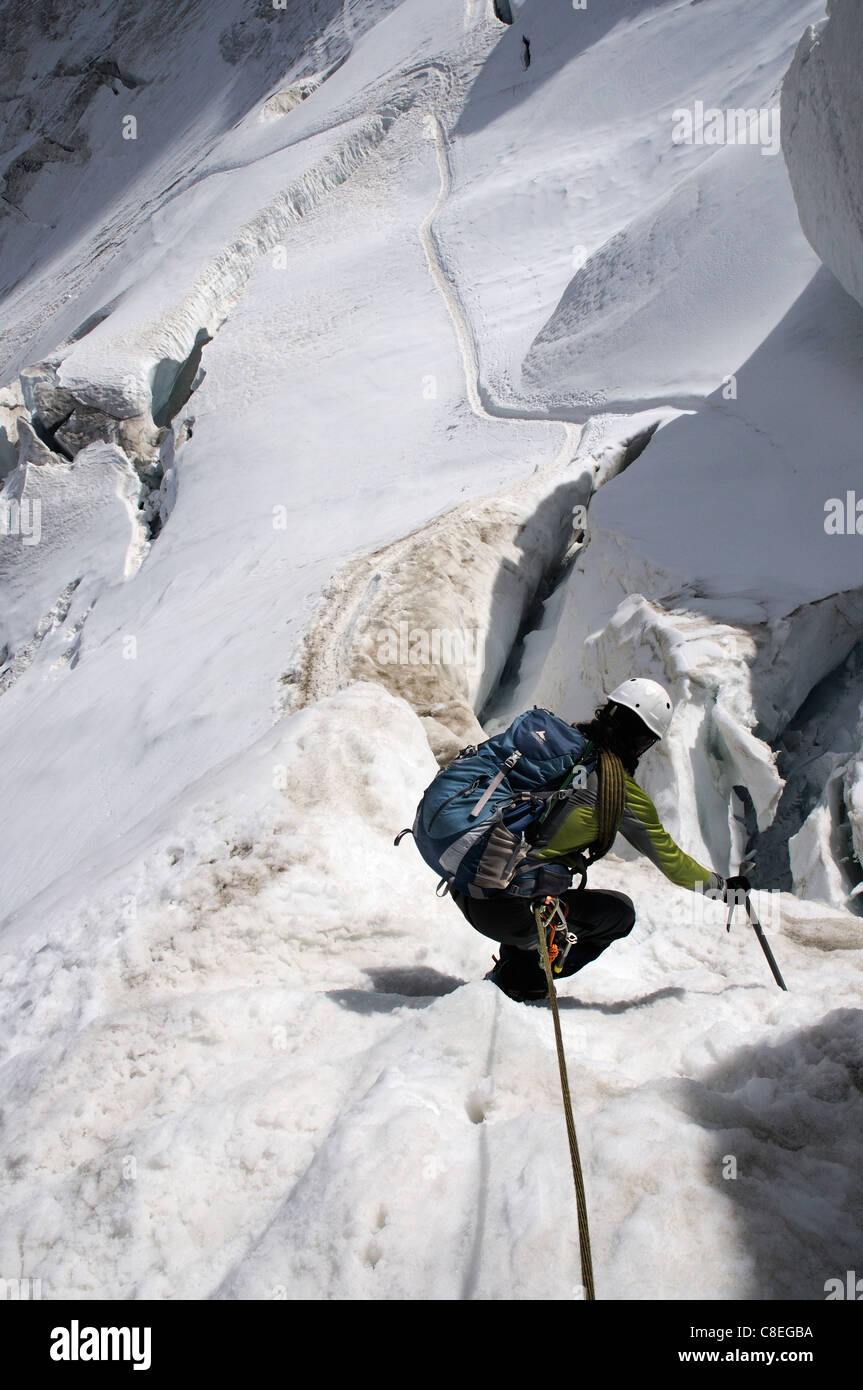 Ein Bergsteiger absteigend steilem Gelände auf der Traverse der Weissmies in den Schweizer Alpen Stockfoto