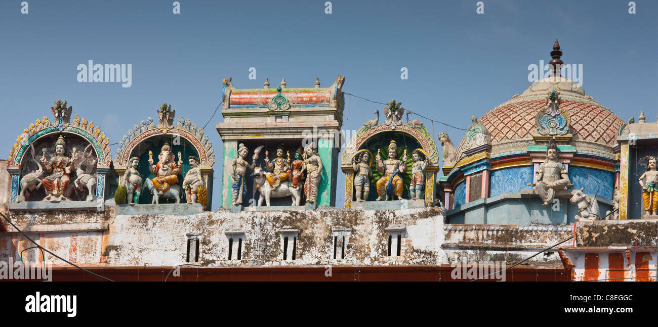 Hindu religiösen Symbolen über Hindu-Tempel bei Kedar Ghat beim Festival der Shivaratri in der Heiligen Stadt Varanasi, Nordindien Stockfoto