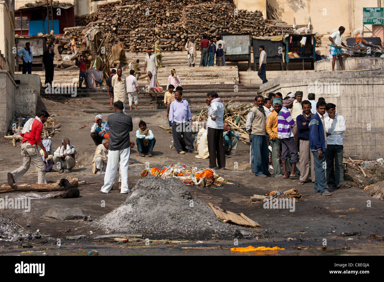 Trauernden mit Körper für Hindu Einäscherung am Harishchandra Ghat elektrischer Crematorium in der Heiligen Stadt Varanasi, Benares, Indien Stockfoto
