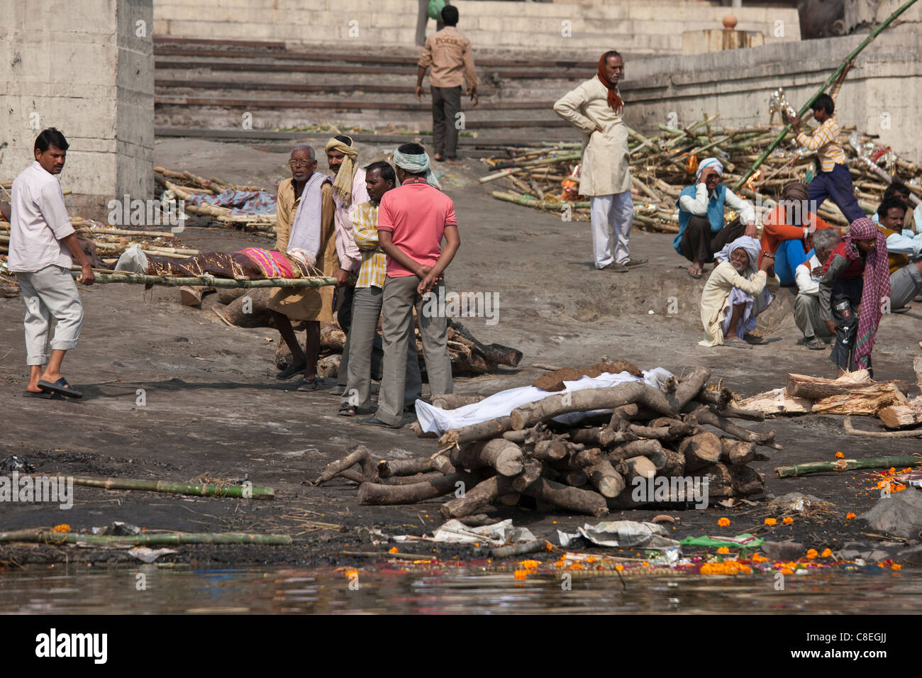 Trauernden mit Aufbauten für Hindu Einäscherung im Krematorium Harishchandra Ghat in der Heiligen Stadt Varanasi, Benares, Indien Stockfoto