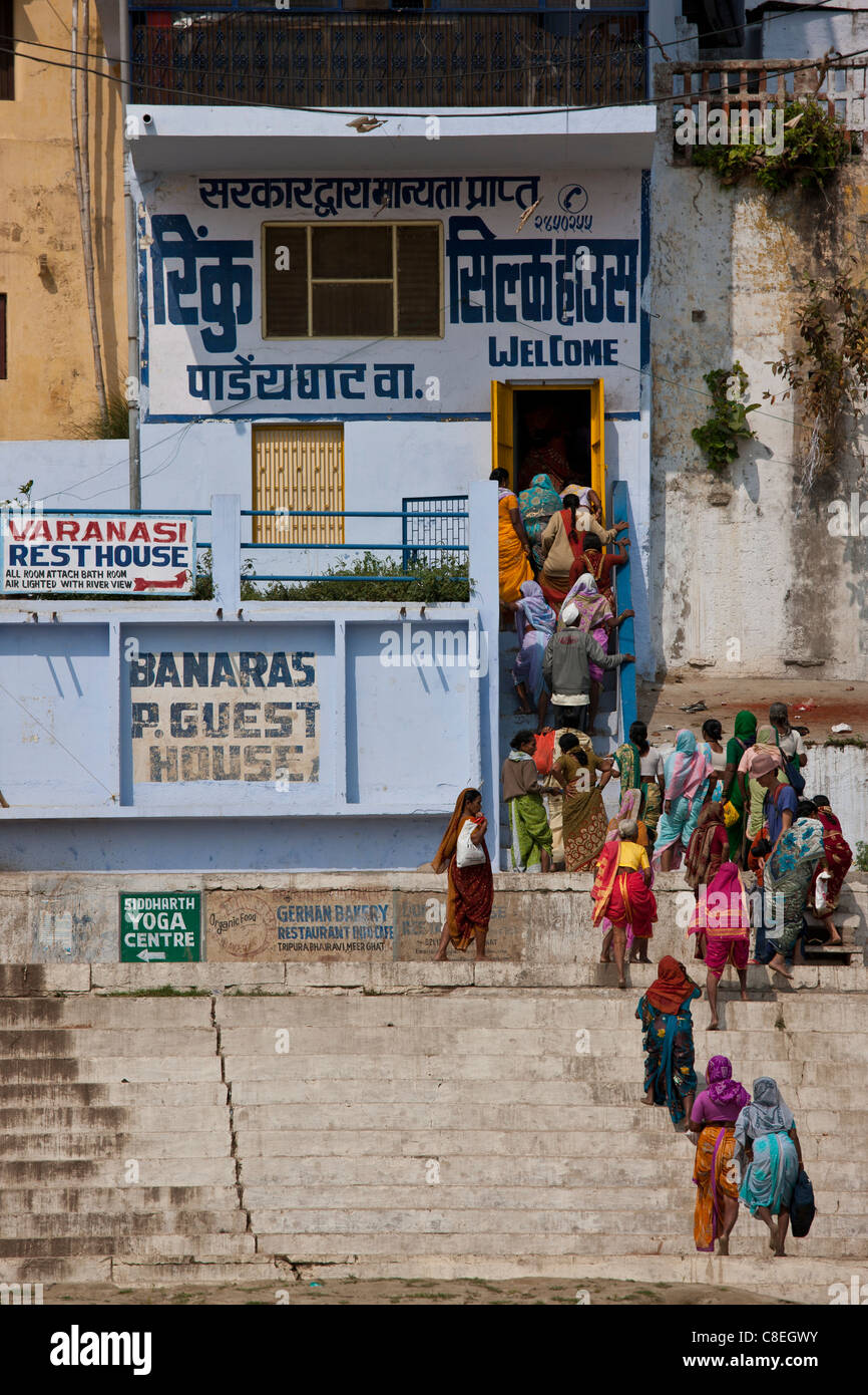Indische Frauen Warteschlange für Seide Shop in der Nähe von Chet Singh Ghat am Ufer des The Ganges Fluß in der Heiligen Stadt Varanasi, Nordindien Stockfoto