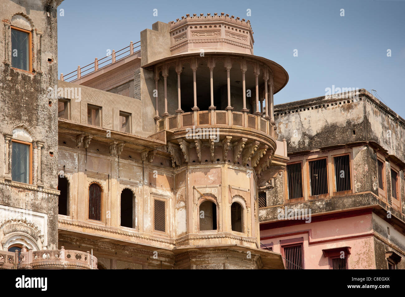Typische indische Architektur an Rana Mahal Ghat am Ufer des The Ganges Fluß in der Heiligen Stadt Varanasi, Nordindien Stockfoto