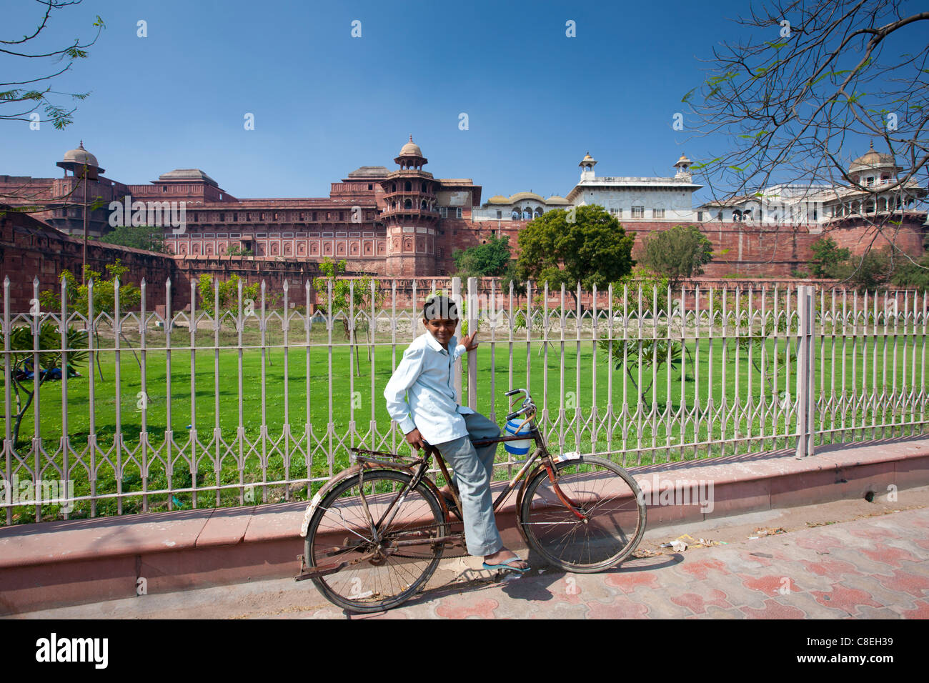 Indianerjunge in Agra Fort, 17. Jahrhundert Residenz der großen Mughals und Mughal Fort in Agra, Nordindien Stockfoto