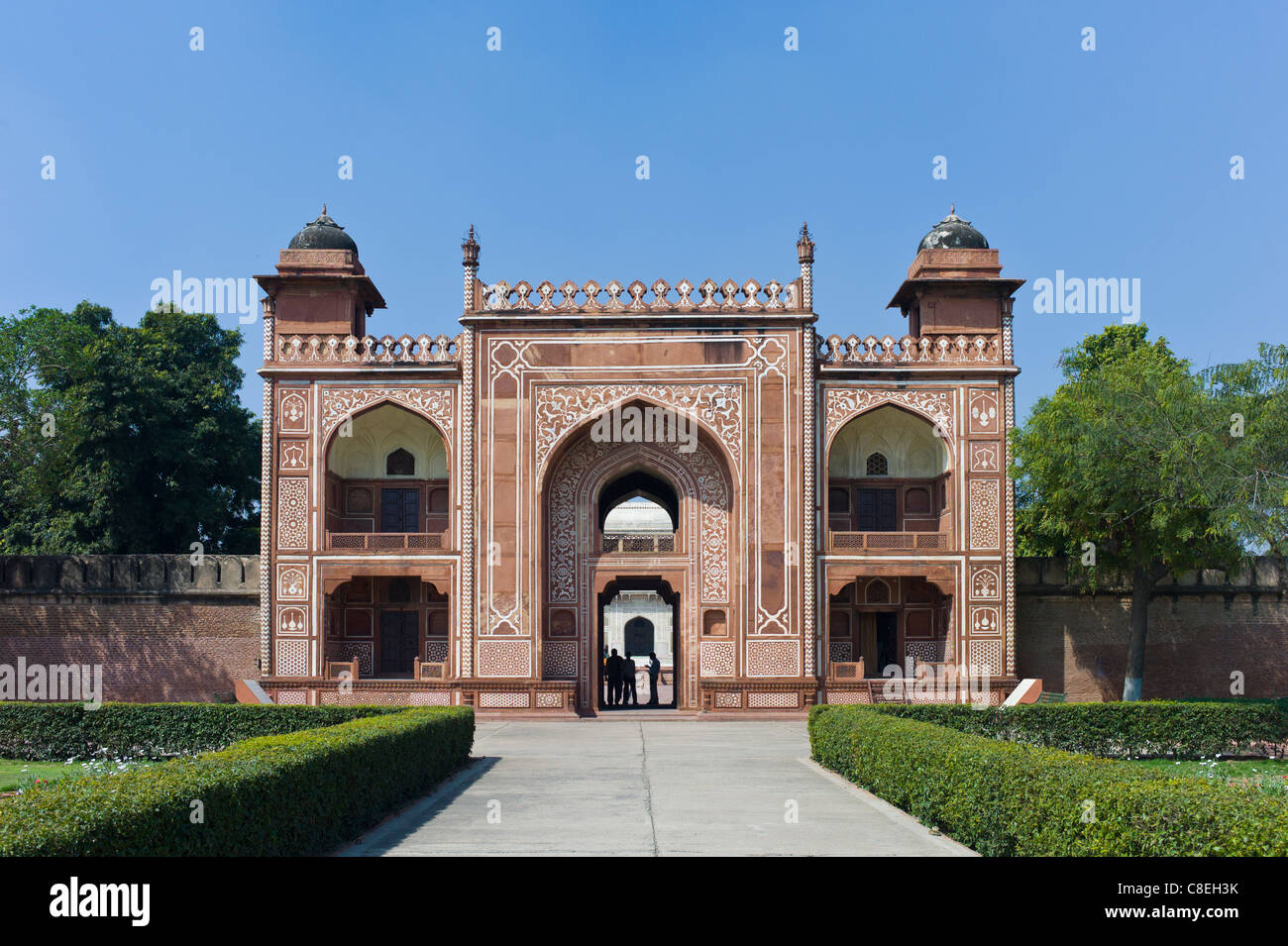 Sandstein und Marmor Tor zum 17. Jahrhundert Grab der Etimad Ud Doulah, 17. Jahrhundert Mughal, Grab erbaut 1628, Agra, Indien Stockfoto