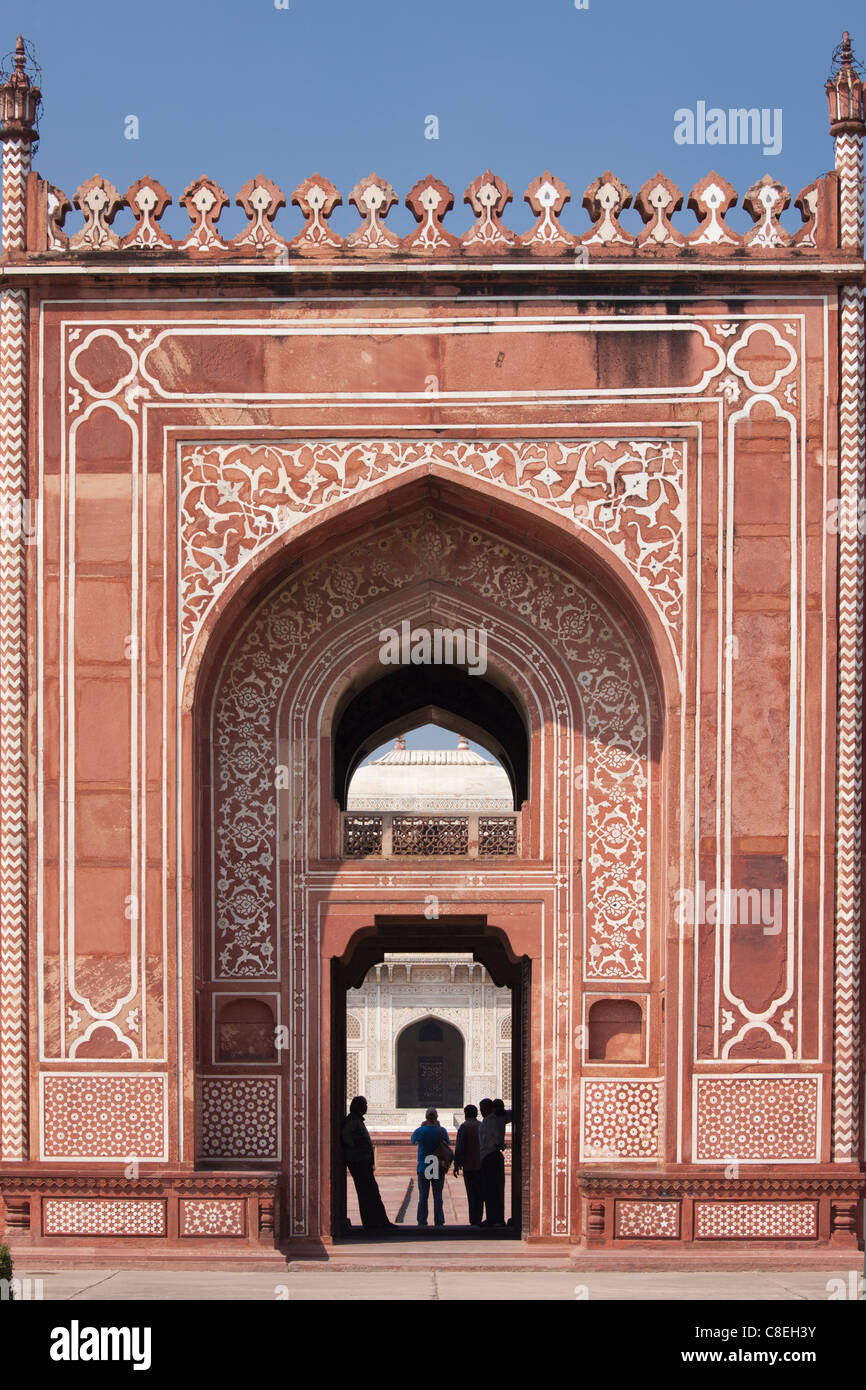Sandstein und Marmor Tor zum 17. Jahrhundert Grab der Etimad Ud Doulah, 17. Jahrhundert Mughal, Grab erbaut 1628, Agra, Indien Stockfoto