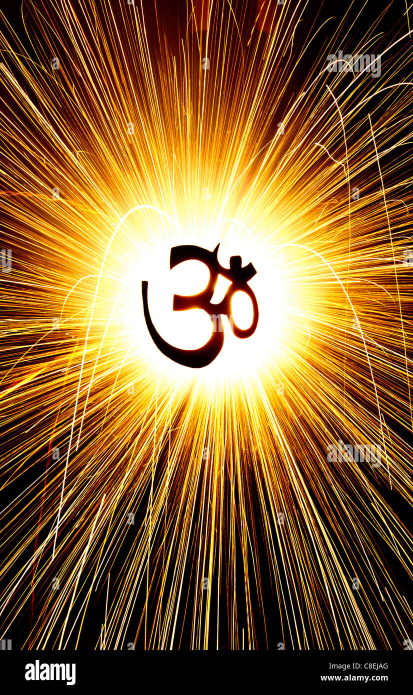 Hinduistischen OM / AUM vor Feuerwerk Funken Stockfoto