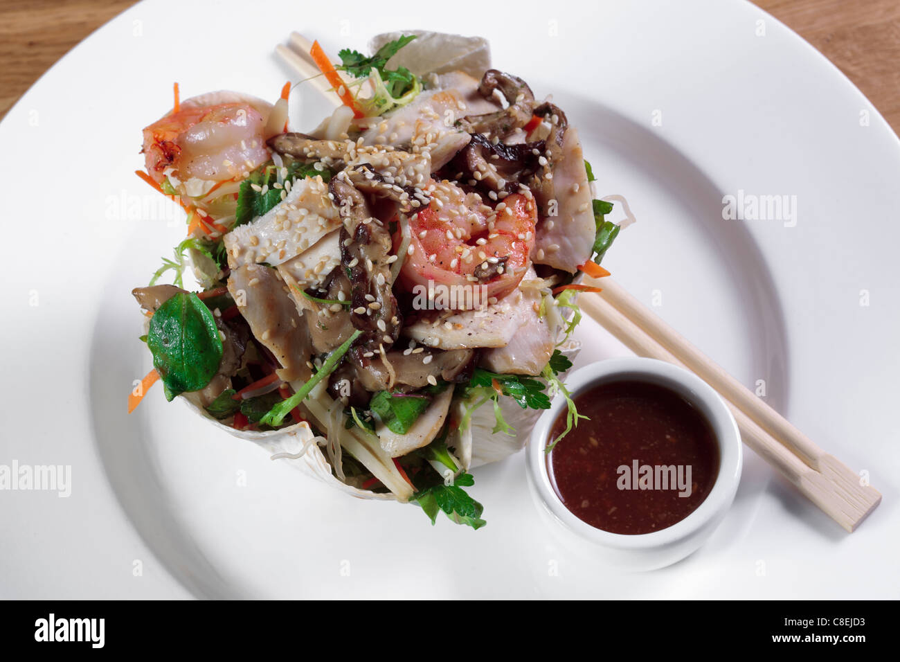 Snack aus Gemüse, Fisch und Pilzen gekocht. Stockfoto