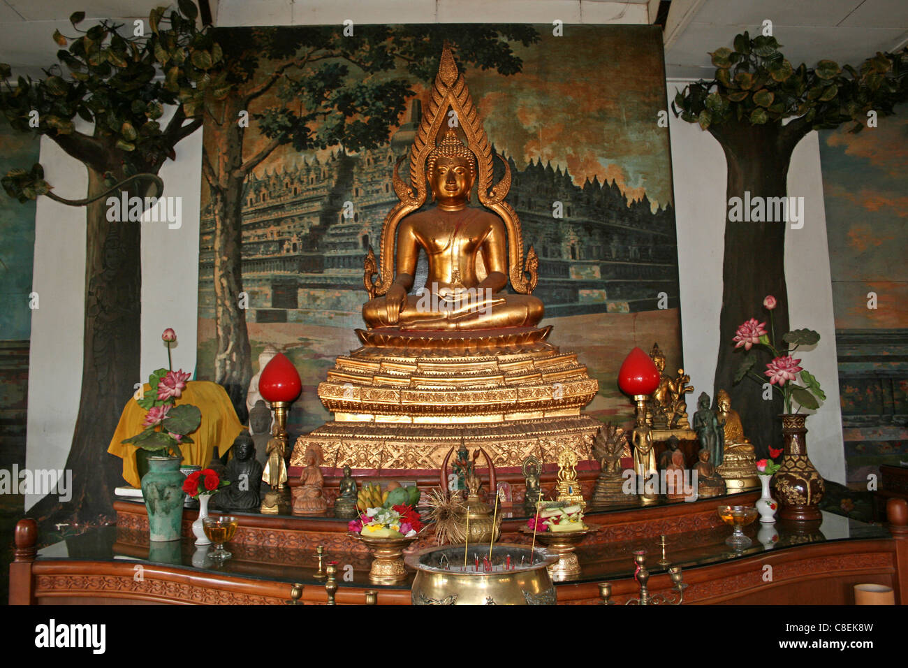 Goldene Buddha-Schrein In Brahmavira Arama buddhistischen Tempel, Bali Stockfoto