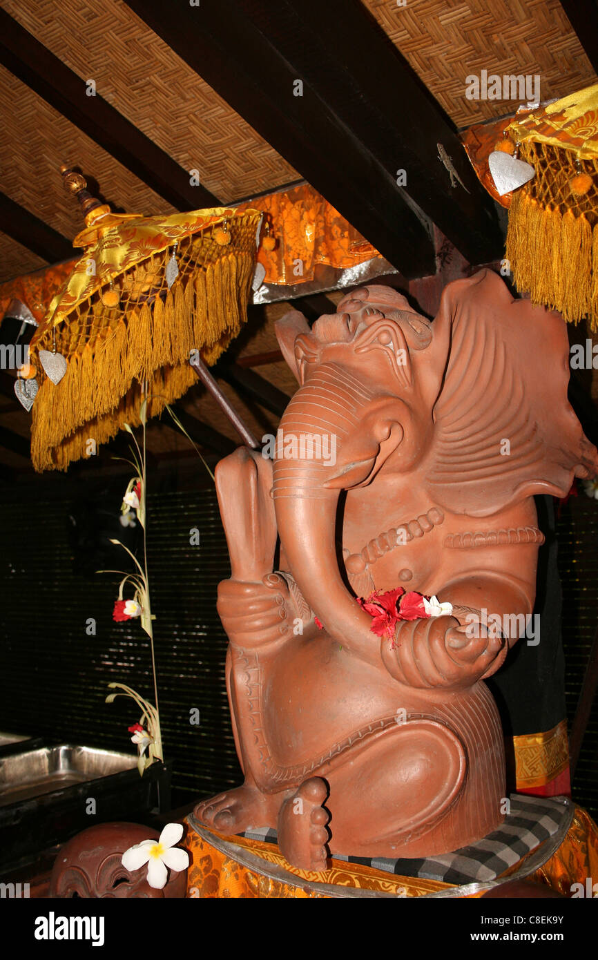 Große Terrakotta Ganesh halten Gold Regenschirm Stockfoto