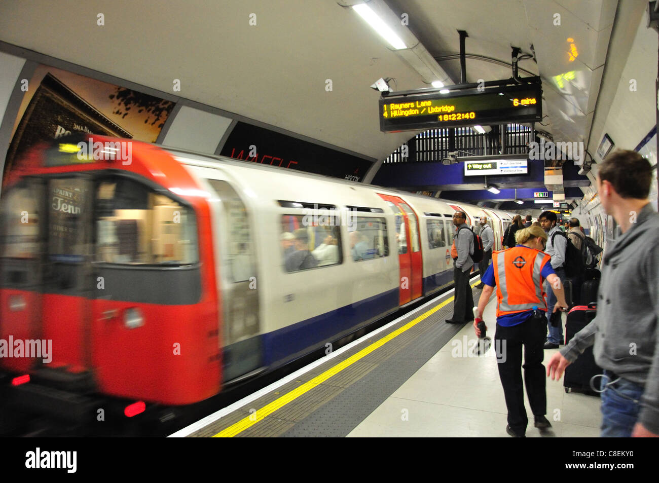 Piccadilly Line Zug Ankunft am Bahnhof in London Underground, London, Greater London, England, Vereinigtes Königreich Stockfoto