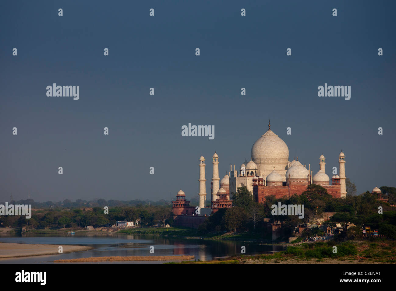 Das Taj Mahal Ansicht und Yamuna River bei Sonnenuntergang aus Agra Fort, Khas Mahal Palace, Indien Stockfoto