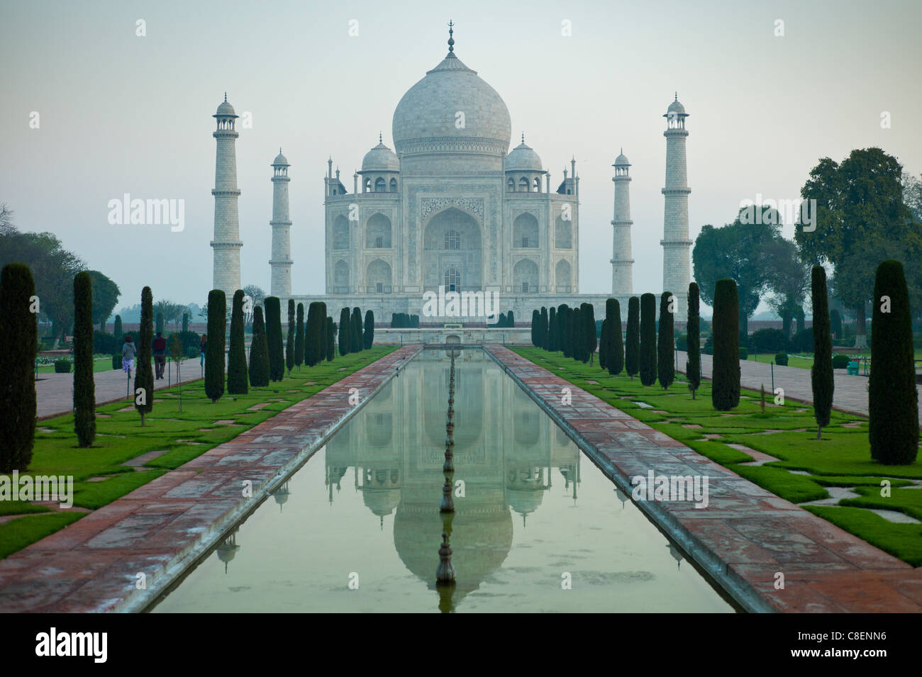 Das Taj Mahal Mausoleum Südansicht mit reflektierenden Pool und Zypresse Bäume, Uttar Pradesh, Indien Stockfoto