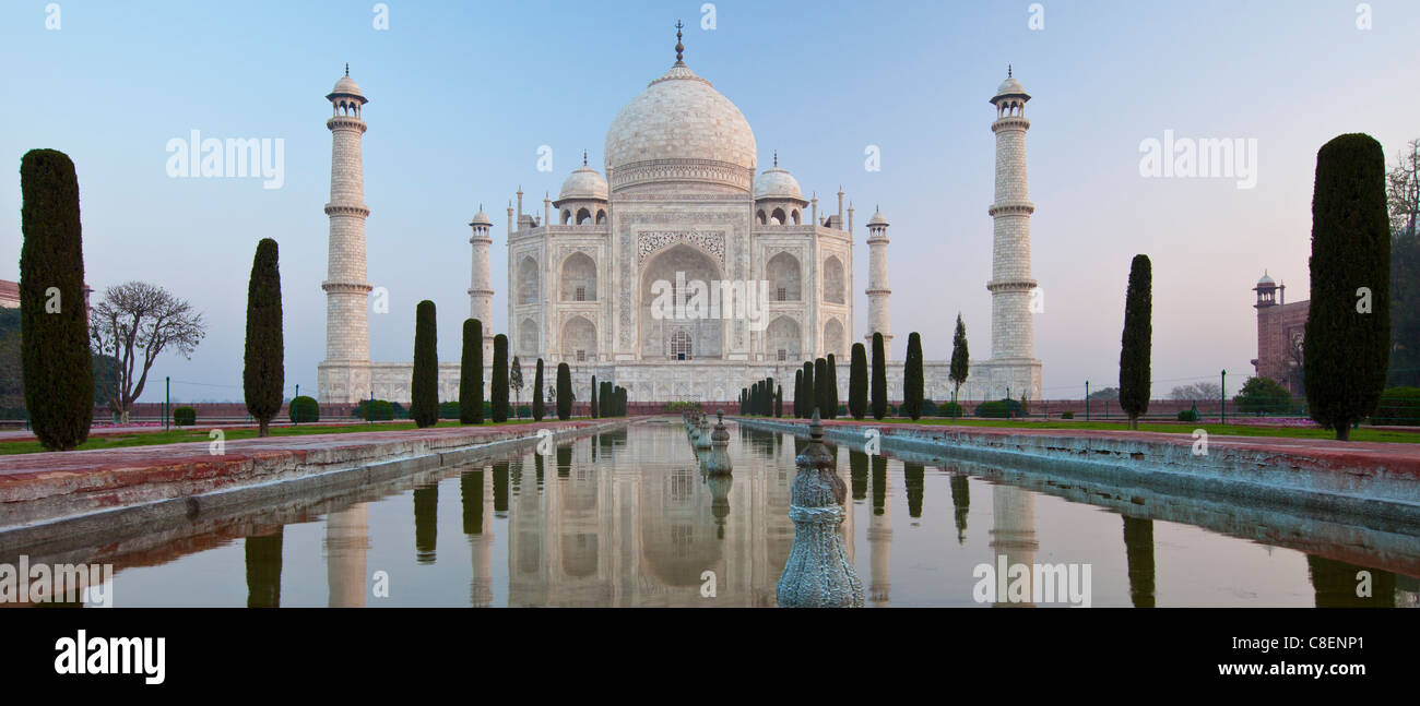 Das Taj Mahal Mausoleum Südansicht mit reflektierenden Pool und Zypresse Bäume, Uttar Pradesh, Indien Stockfoto