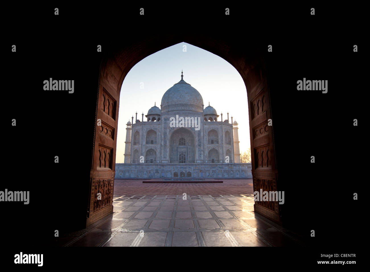 Der Taj Mahal Mausoleum westliche Blick (von Taj Mahal Moschee gesehen) in der Morgendämmerung, Uttar Pradesh, Indien Stockfoto