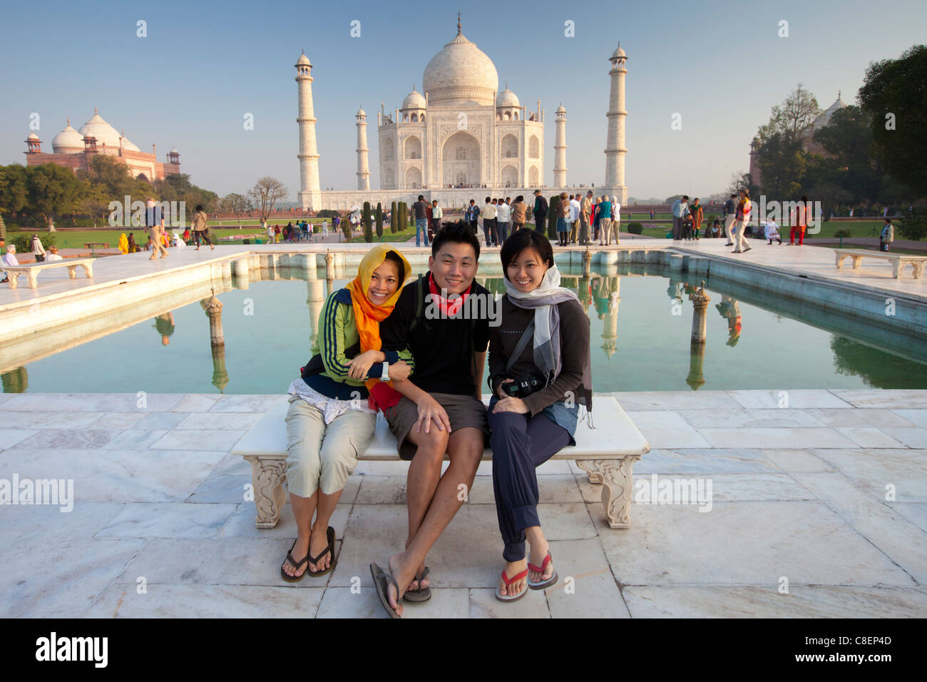 Touristen sitzen auf Diana Bank am Taj Mahal Mausoleum Südansicht mit reflektierenden Pool, Uttar Pradesh, Indien Stockfoto