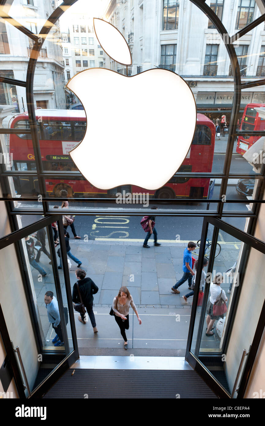 Kunden im Foyer des Apple Store, Regent Street, London, England Stockfoto