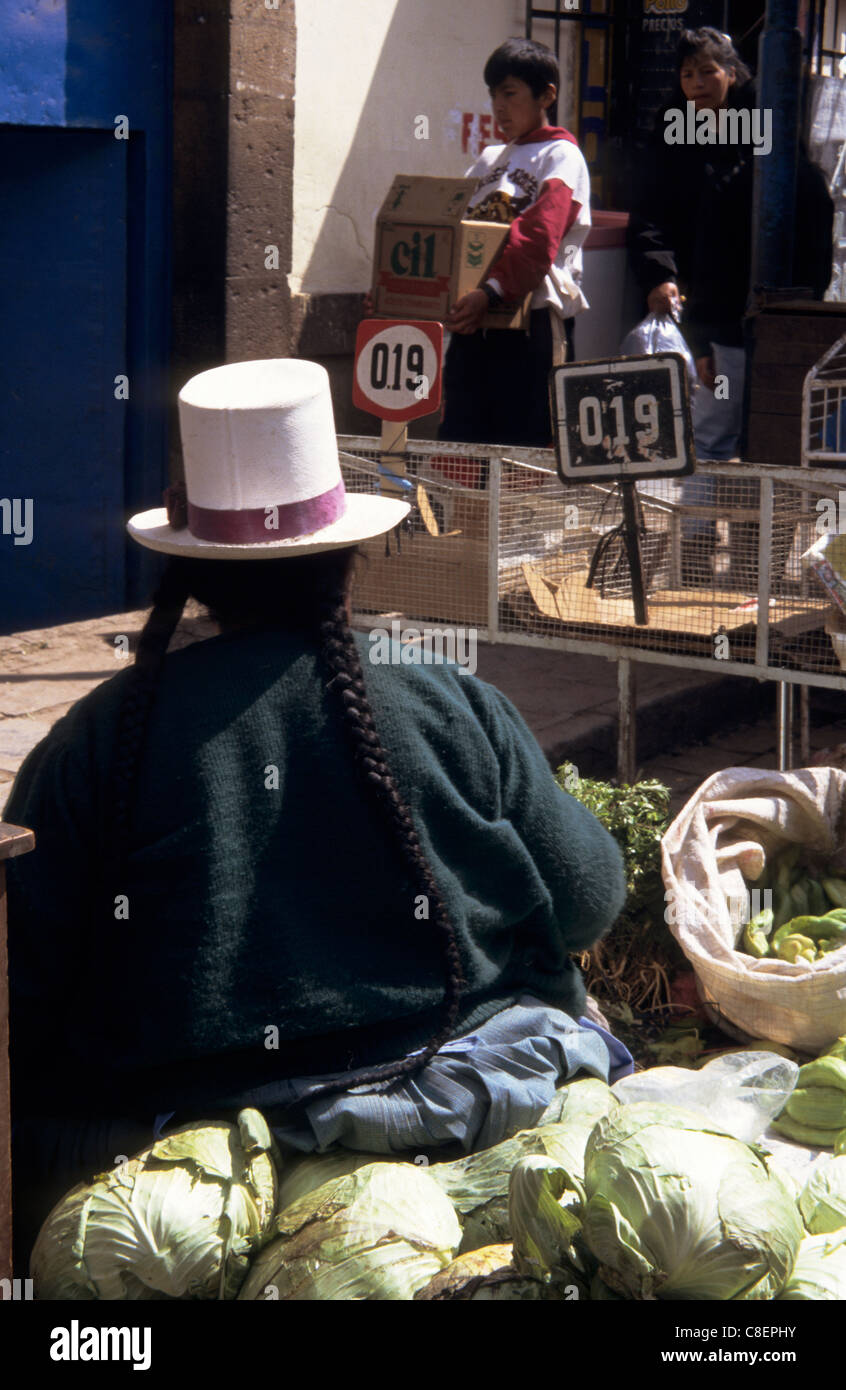 Cusco, Peru. Frau verkaufen Gemüse auf dem Markt. Stockfoto