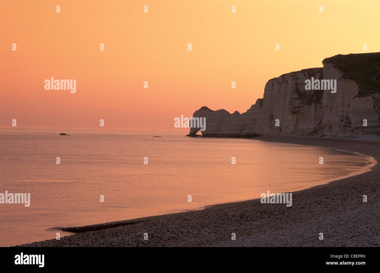 Rock arch, Küste, Meer, Sonnenuntergang, Etretat, Normandie, Frankreich, Europa, Meer, orange Stockfoto