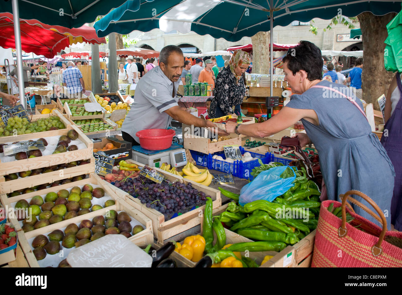 Obst und Gemüse zum Verkauf auf dem Markt in Uzes, Provence, Frankreich Stockfoto