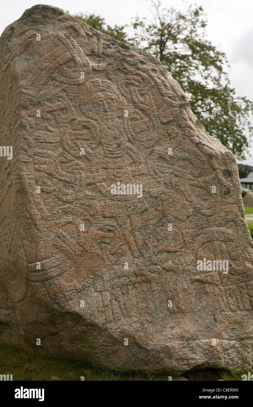 Runenstein, ausgelöst durch Harald Bluetooth in 959AD außerhalb Skandinaviens Jelling Kirche, Jütland, Dänemark, Stockfoto