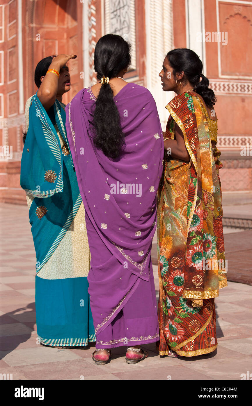 Indische Frauen am Südtor des Taj Mahal, Darwaza-i Rauza in Uttar Pradesh, Indien Stockfoto