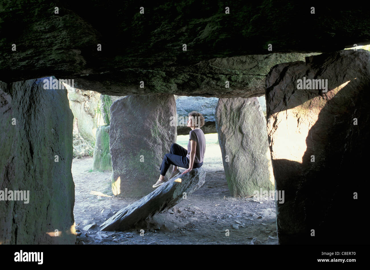 Frau, sitzen, Felsen, La Roche-Aux-Gebühren, in der Nähe von Retiers, Bretagne, Bretagne, Frankreich, Europa, Stockfoto