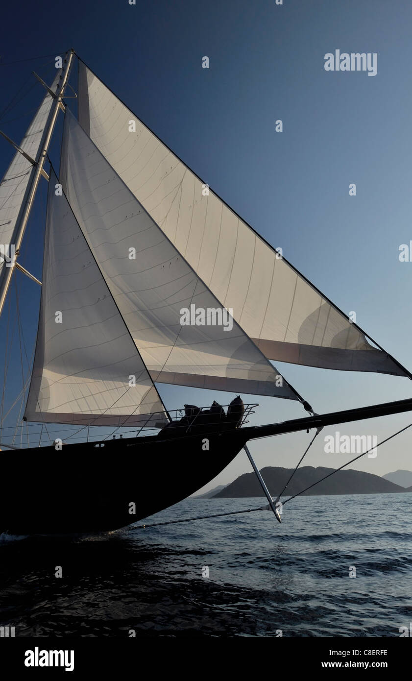 schwarze klassische hölzerne Segelschiff, Segeln am Mittelmeer Stockfoto