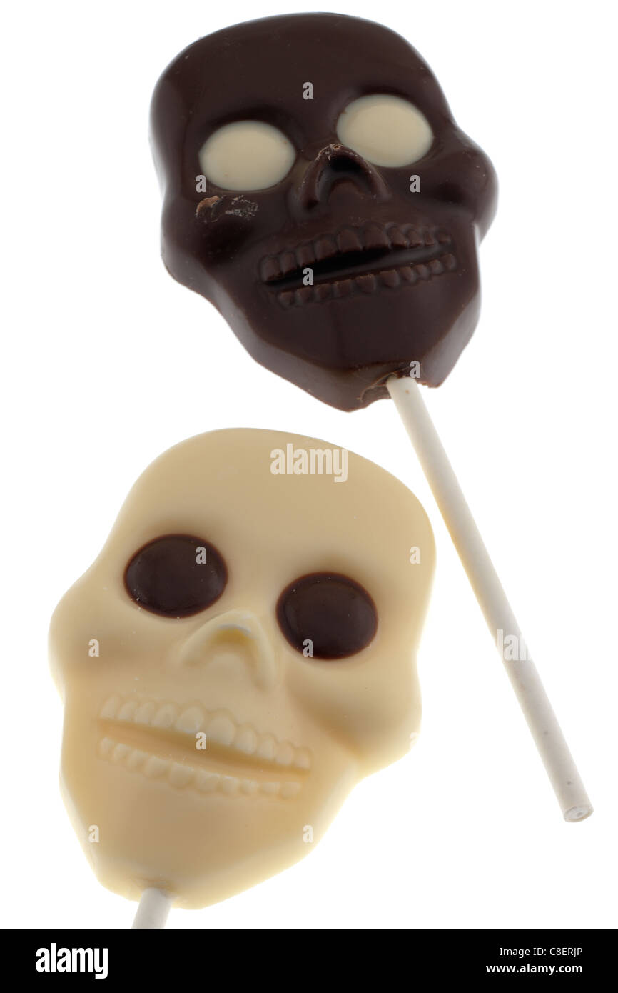 Zwei Halloween Schokolade Schädel auf Sticks dunkle und weiße Schokolade Stockfoto