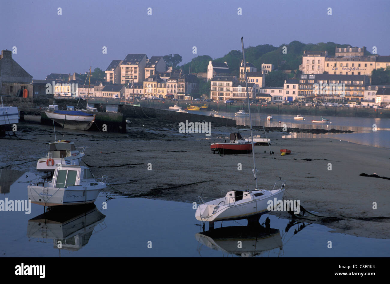 Hafen, Hafen, niedrige Gezeiten, Audierne, Bretagne, Bretagne, Frankreich, Europa, Boote Stockfoto