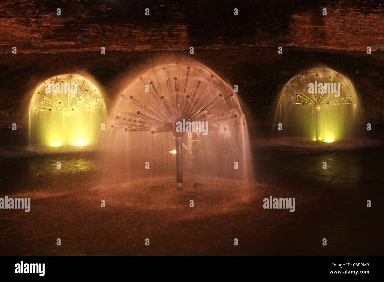 Wasserspiele am Abend in der Nähe von Stadtmauer Chiang Mai, Thailand Stockfoto