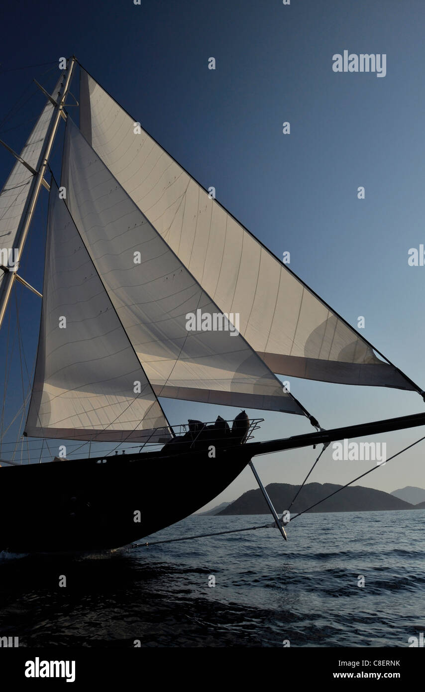 schwarze klassische hölzerne Segelschiff, Segeln am Mittelmeer Stockfoto