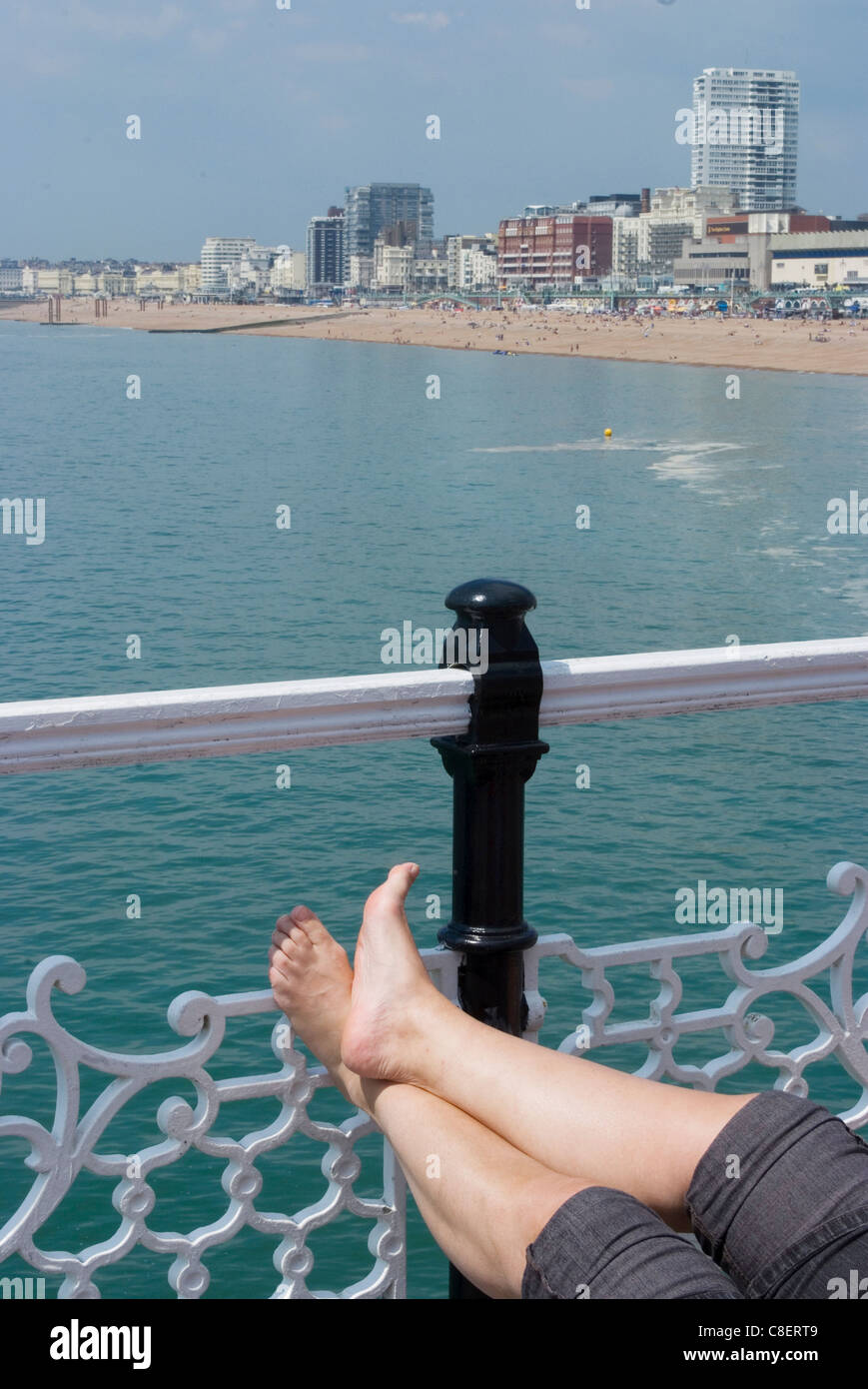 Fuß, Sonnenbaden auf der Pier, Brighton, Sussex, England, Vereinigtes Königreich Stockfoto