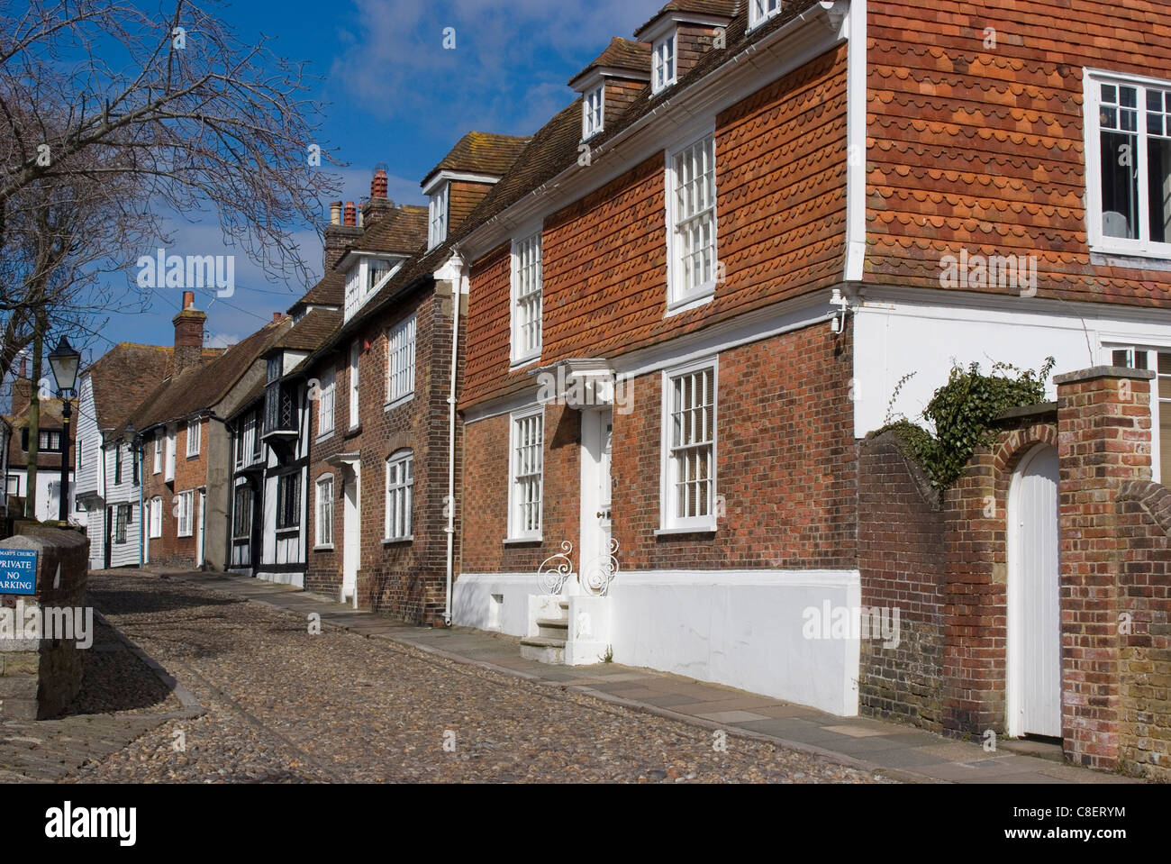 Typische Straße, direkt neben St. Marien Kirche, Roggen, East Sussex, England, Vereinigtes Königreich Stockfoto