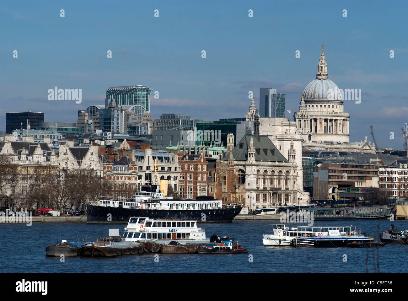 Blick vom Waterloo Bridge mit Blick auf die Themse und die Stadt, einschließlich der St. Pauls Cathedral, London, England, Vereinigtes Königreich Stockfoto