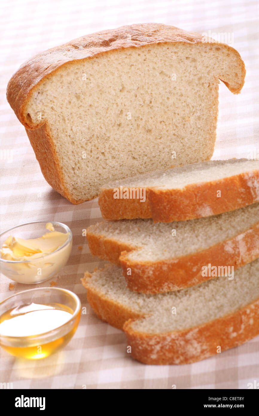 frisch gebackenes Brot mit Honig und Butter Gerichte Stockfoto
